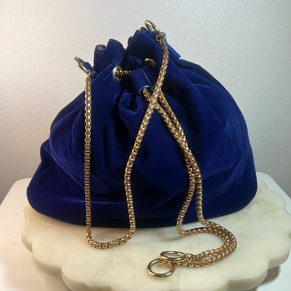 Women’s shoulder bag velvet bucket bag with gold chain drawstring in navy - Picture 1 of 12